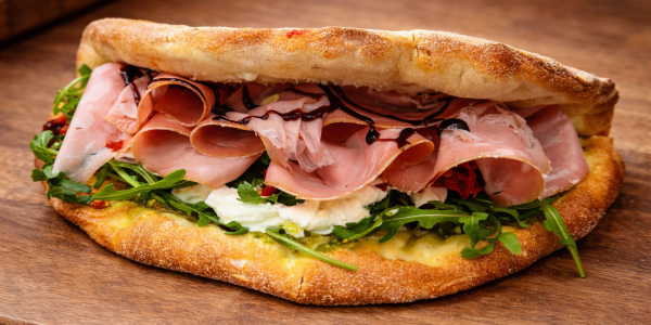 Pinsa-Panini-Prosciutto-Barrata-sandwich-surprise-az